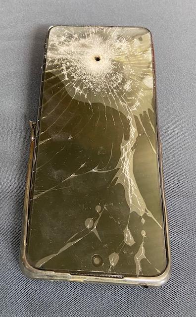 Смартфон, поврежденный при ракетном обстреле (привезен из зоны СВО)